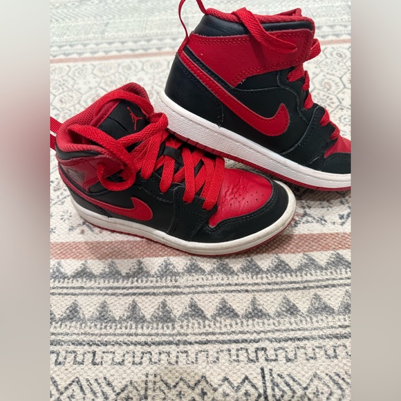 Nike Kids' Black and Red Sneakers Size 10.5 - Picture 3 of 5